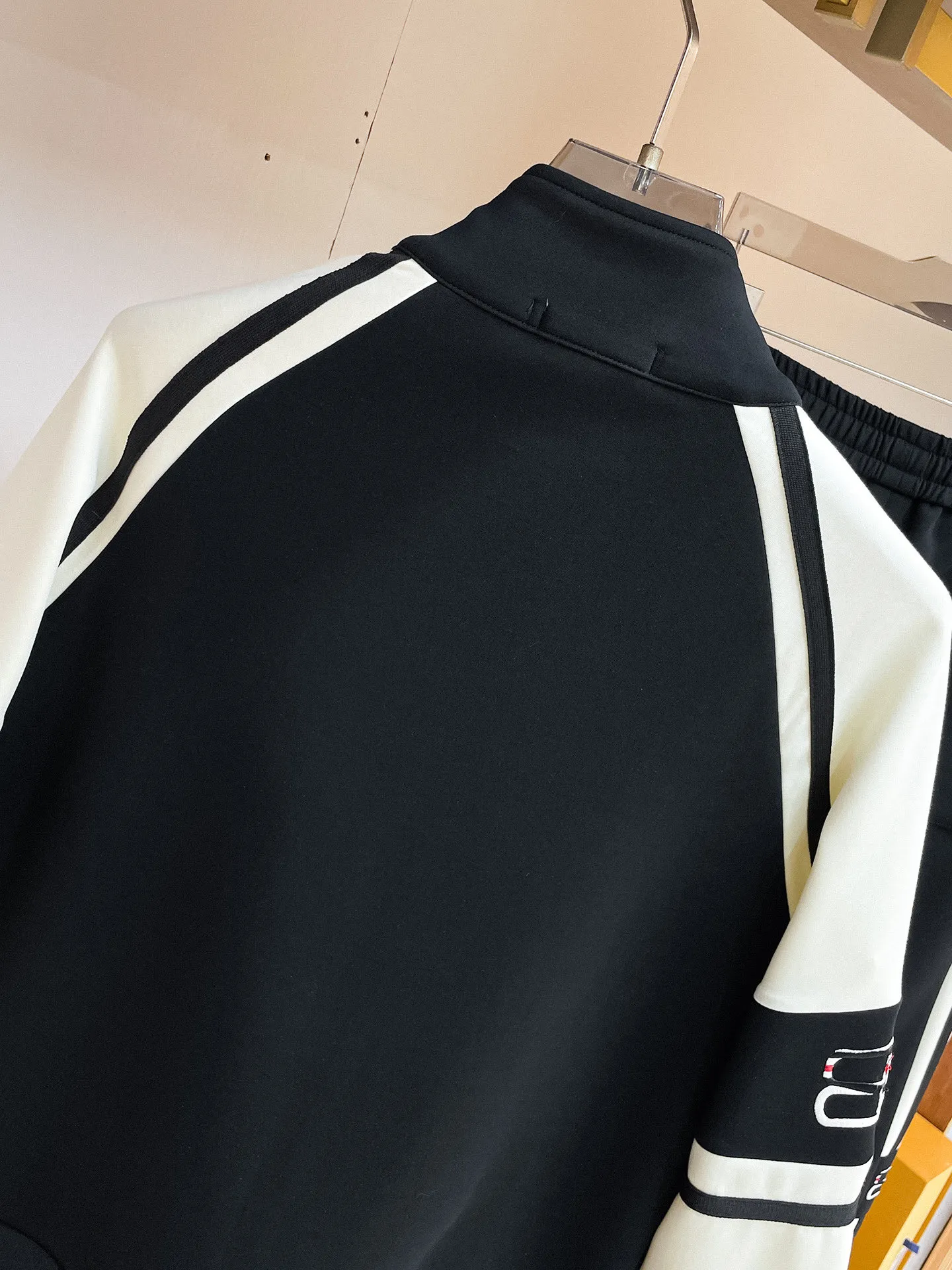Balenciaga 2026 New Arrival counter Same Style casual suit, Breathable, comfortable and casual! Full of high-end feel! The details are exquisite and high-end, and the workmanship is impeccable! The original Premium fabric is very high-end! The fabric is crisp and anti-wrinkle Wear-Resistant, warm, neat and stylish. Everyone must buy a set this autumn and winter. They must look cool and cool when wearing them. We especially recommend Sizes M-3XL